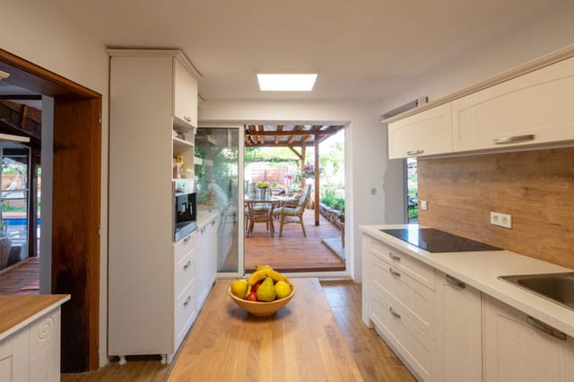 Modern and Cinematic Villa in the area of Sofia