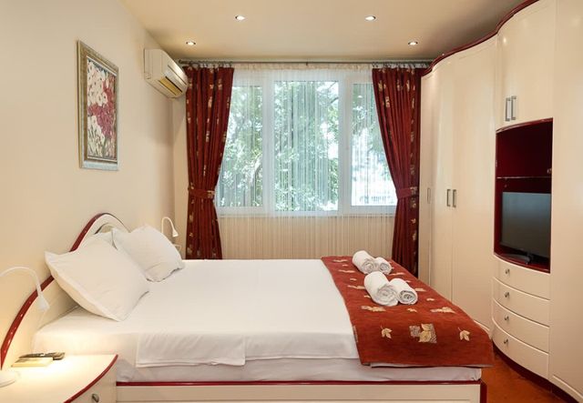 Bright &amp; Spacious 2-Bedroom Flat in Central Varna - Photo 4