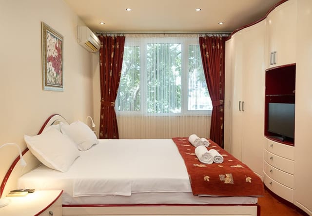 Bright &amp; Spacious 2-Bedroom Flat in Central Varna - Photo 4