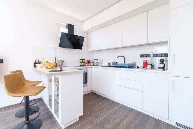 Serene Luxe Oasis Retreat on the Outskirts