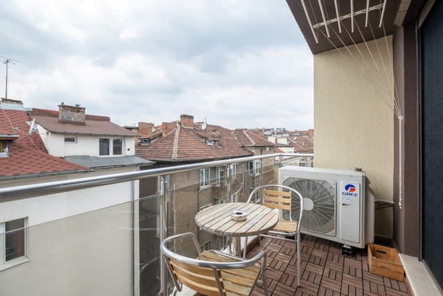 High-end Designer 2BR Aprt + Lift&Balconies