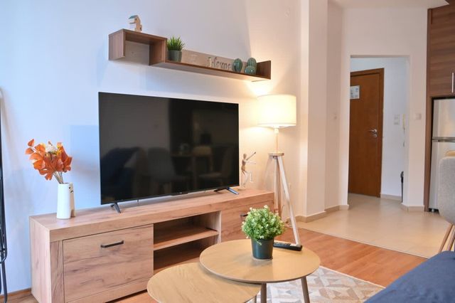 Cozy Flat with Pool & Mountain Views, Near Gondola