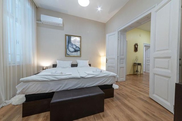 Apo Apartment - Top Center