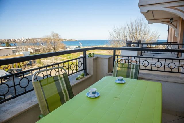 Green Life One-Bedroom Apartment with Sea View