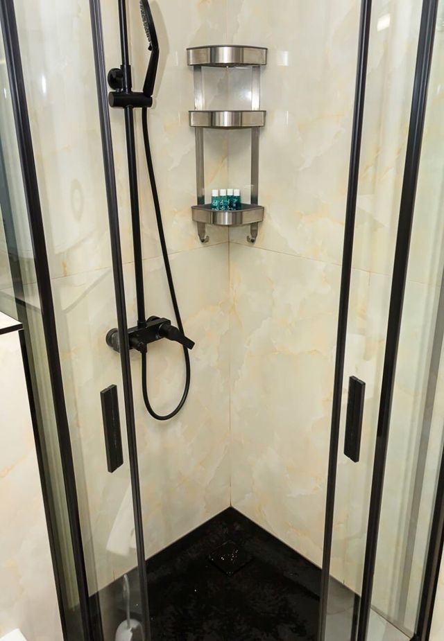 New Black & White Flat 5 Min Away From Sea Garden