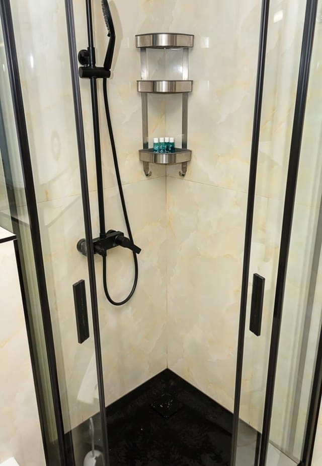 New Black & White Flat 5 Min Away From Sea Garden