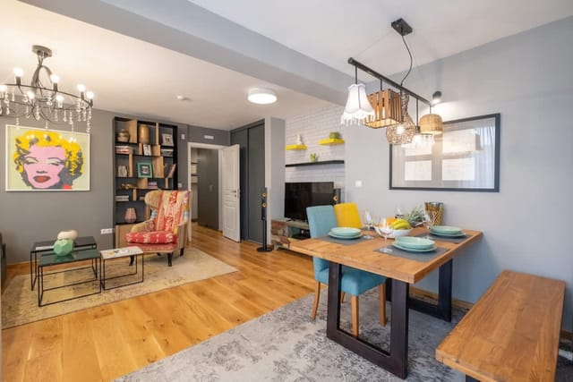 High-end Designer 2BR Aprt + Lift&Balconies