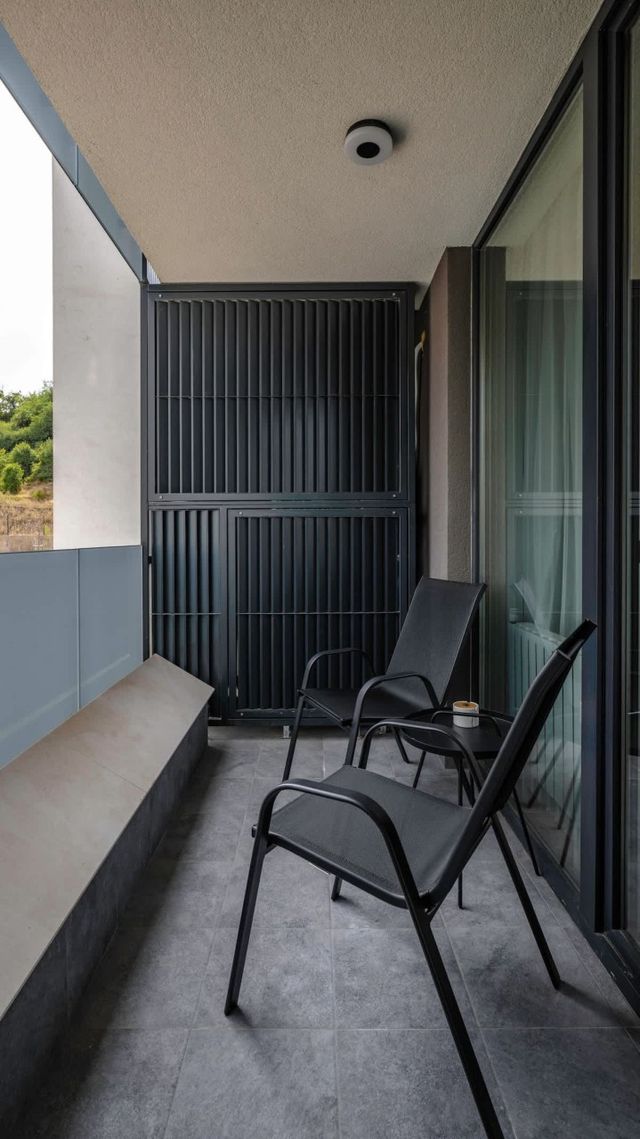 Fresh & Modern Apartment with Balcony