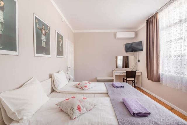 New 1930s quiet central apartment w/AC - 2 bedroom - Photo 4