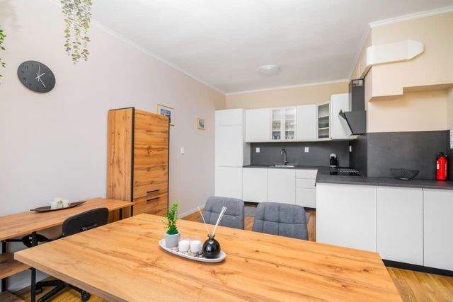 Spacious 2BD Near NDK with WorkSpace