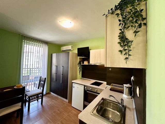 Paradise Dreams Lively Studio with pool view