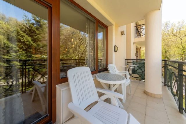 Golden Sands: 1BD Retreat with Free Parking Space