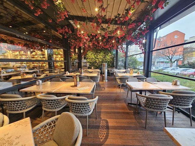 Luxuriously Romantic Restaurant in the Heart of Sofia