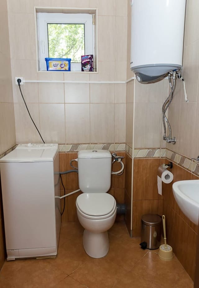 Beachside Haven: Charming 2BD near Golden Sands