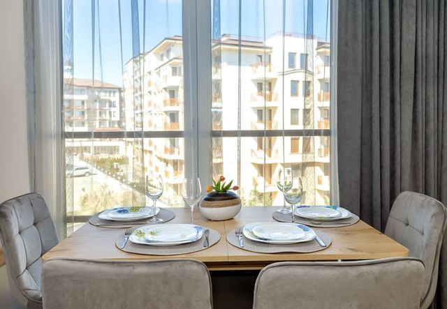 Modern Flat with Parking - St Constantine & Helena