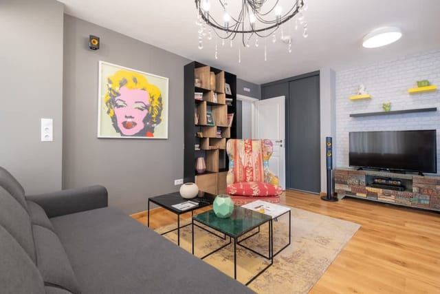 High-end Designer 2BR Aprt + Lift&Balconies