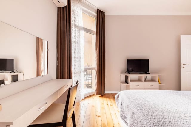 New 1930s quiet central apartment w/AC - 2 bedroom