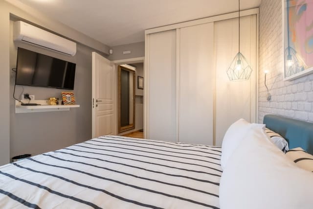 High-end Designer 2BR Aprt + Lift&Balconies