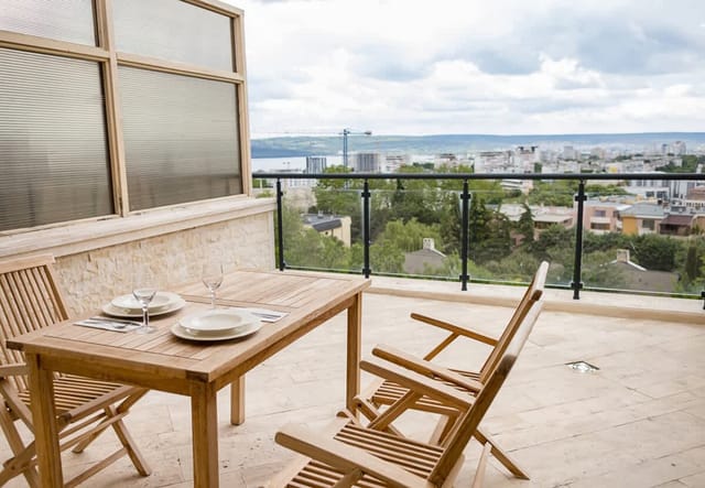 Stylish Flat with Balcony & City Views–Briz, Varna