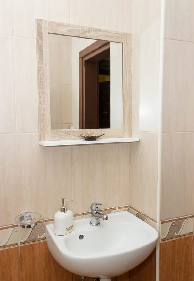 Beachside Haven: Charming 2BD near Golden Sands