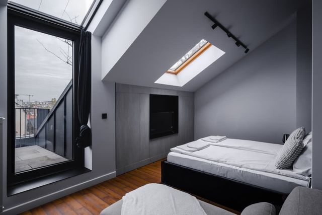 Exquisite Penthouse: Luxe Living with City Views