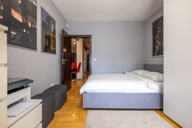 Chic 1BD Flat near Metro | Workspace & Terrace