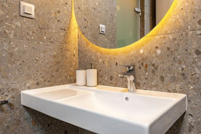 Downtown Modern Studio with Balcony