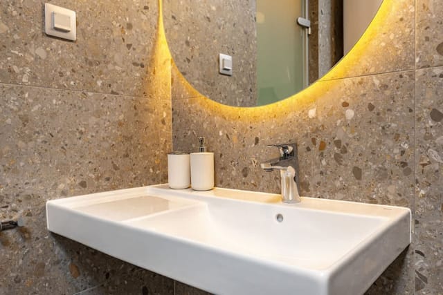 Downtown Modern Studio with Balcony