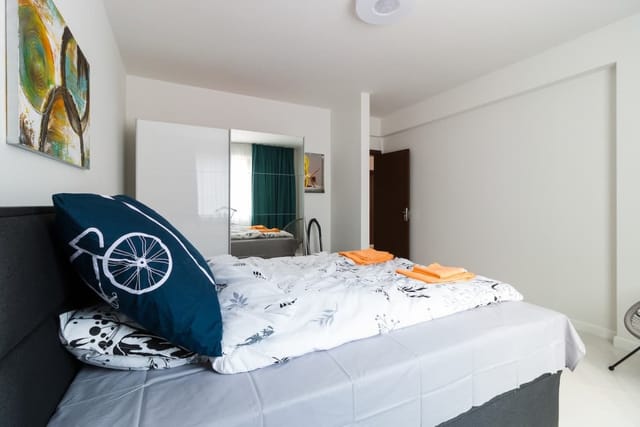 Pop your C-o-l-o-r-s - Funky and Modern 1BDR. Apt.