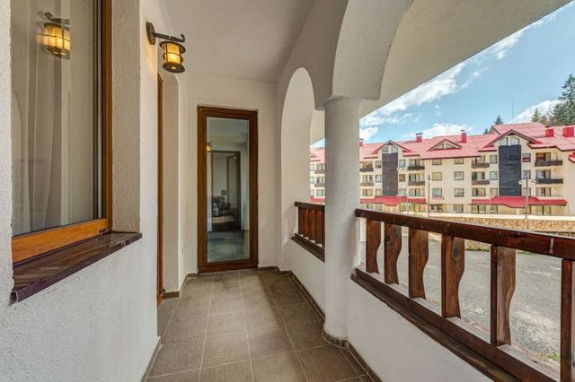 Bright and Spacious 2-BDR Apartment with Balcony