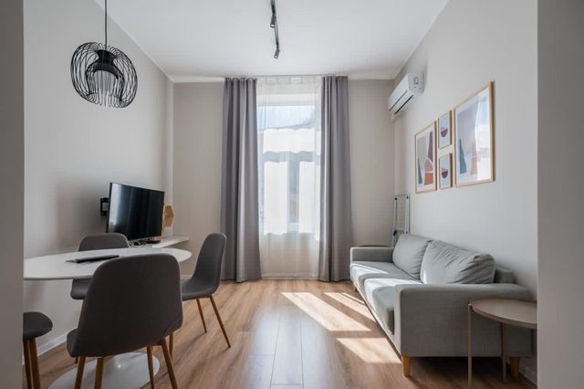 Light and Modern 2BD Flat Next To Women's Market - Photo 2