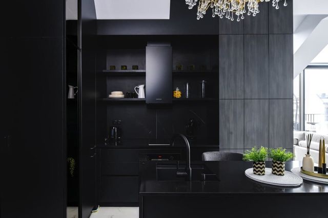 Exquisite Penthouse: Luxe Living with City Views