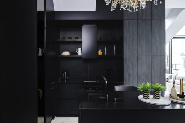 Exquisite Penthouse: Luxe Living with City Views