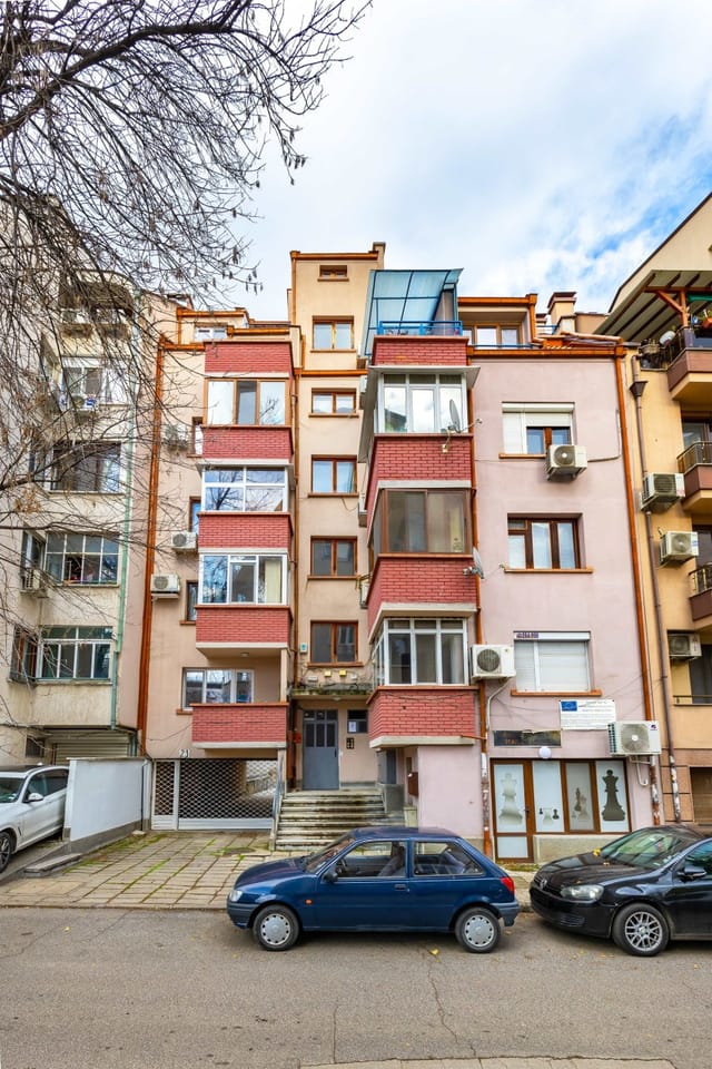 Top-Floor Flat with Balcony