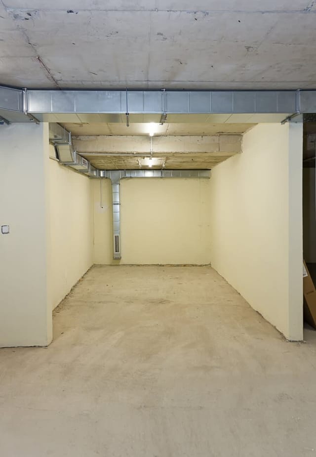 2BD Home In The Heart Of Varna with Parking - Gold