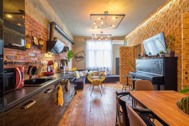 2 BDR & 2 BTHR Funky Apartment / Supreme Location