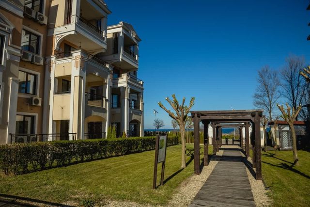 Green Life One-Bedroom Apartment with Sea View