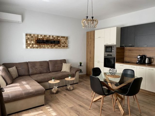 Modern 2BD/2BA Designer Apartment - Prime Location