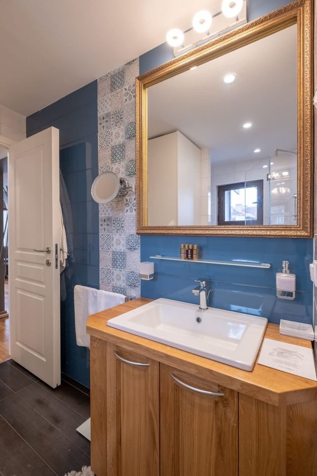 High-end Designer Aprt - AC & Lift & Balcony