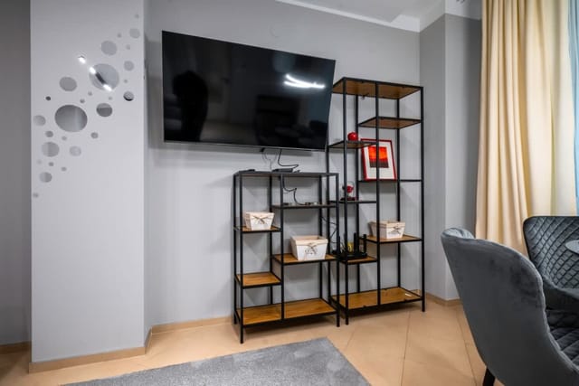 Silver Gem  1BD with desk and balcony