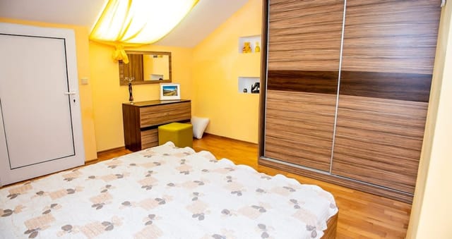 Spacious & Sunny Maisonette w/ Terrace near Centre