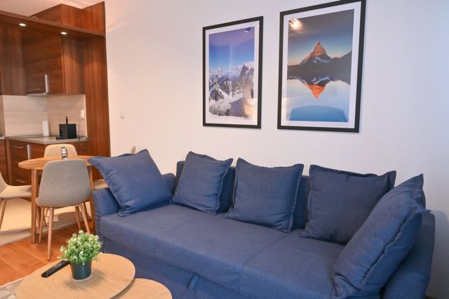 Cozy Flat with Pool & Mountain Views, Near Gondola