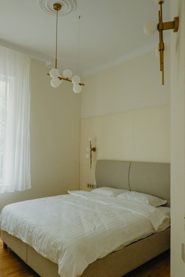 Elegant Escape - High Ceilings, Balcony & Piano