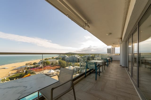 VIP Lounge Restaurant in the Maritim Paradise Blue Hotel