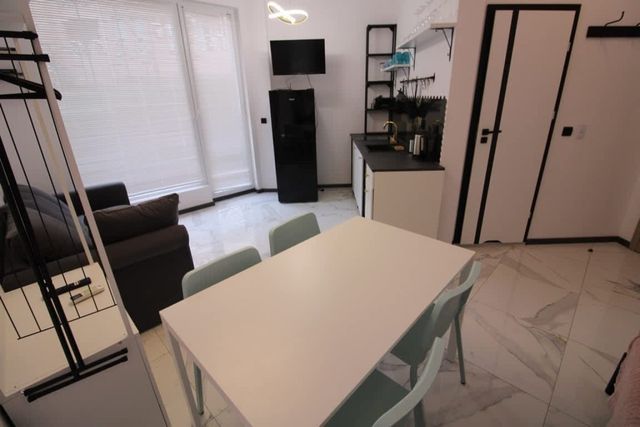 Sunny Day 6 Modern Studio