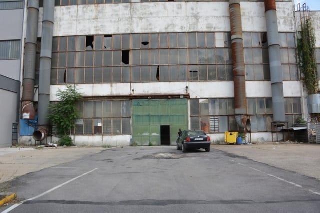 Vast industrial abandoned hangar - Photo 2