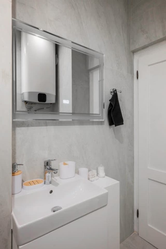 Urban Charm & Comfort - Chic 2BD in Prime Location