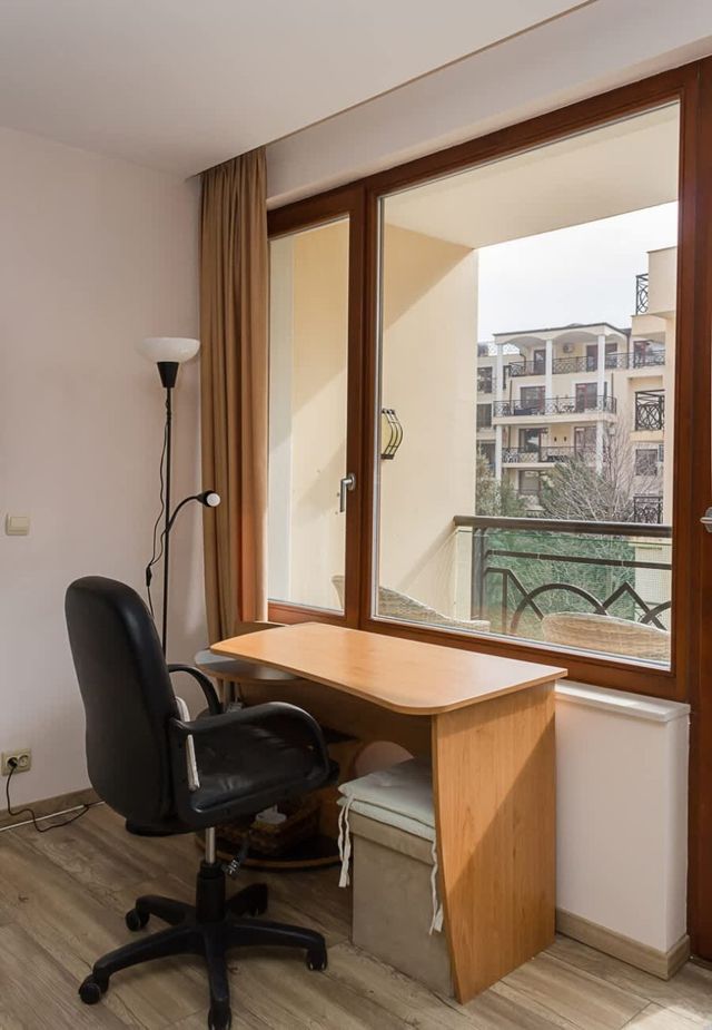 Cozy 2BD Flat with Balcony and Workspace