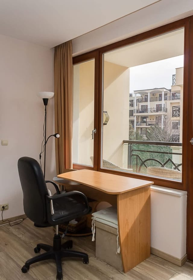 Cozy 2BD Flat with Balcony and Workspace