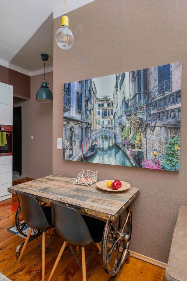 Cozy and Central 2BD Flat - At the Heart of It All - Photo 2